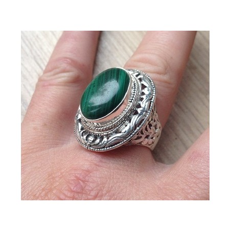 Zilveren ring met Malachiet in bewerkte kop en band maat 18.5 mm