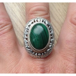 Zilveren ring met Malachiet in bewerkte kop en band maat 18.5 mm