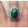 Zilveren ring met Malachiet in bewerkte kop en band maat 18.5 mm