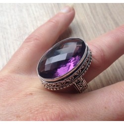 Zilveren ring met facet ovale Amethist in bewerkte setting 18 mm