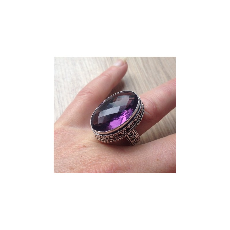 Zilveren ring met facet ovale Amethist in bewerkte setting 18 mm