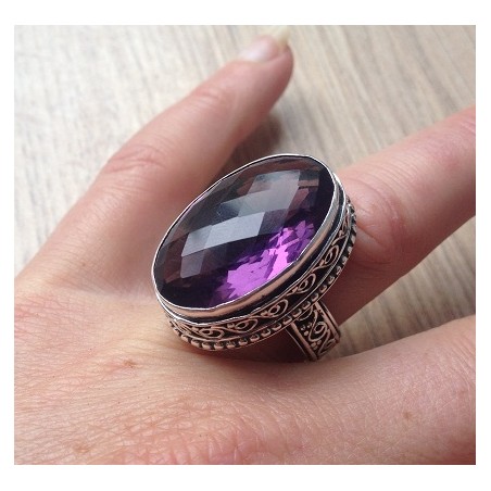 Zilveren ring met facet ovale Amethist in bewerkte setting 18 mm