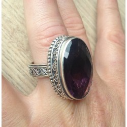 Zilveren ring met facet ovale Amethist in bewerkte setting 18 mm