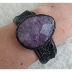 Armband van zwart Roggenleer en gezet met grote Amethist