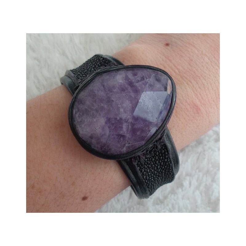 Armband van zwart Roggenleer en gezet met grote Amethist
