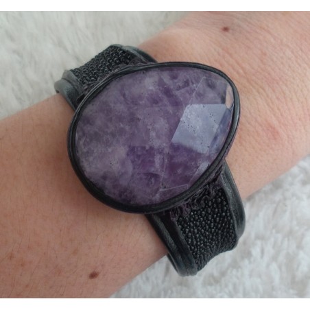 Armband van zwart Roggenleer en gezet met grote Amethist