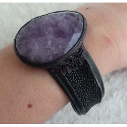 Armband van zwart Roggenleer en gezet met grote Amethist