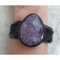 Armband van zwart Roggenleer en gezet met grote Amethist