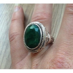 Zilveren ring met ovale Emerald met bewerkte kop en band 17 mm