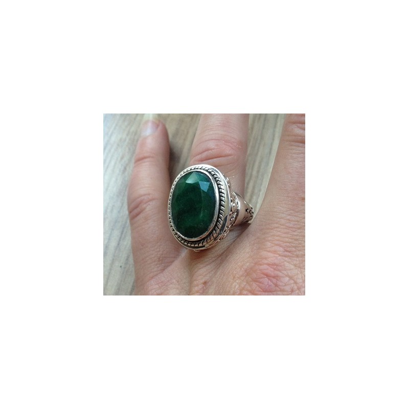 Zilveren ring met ovale Emerald met bewerkte kop en band 17 mm