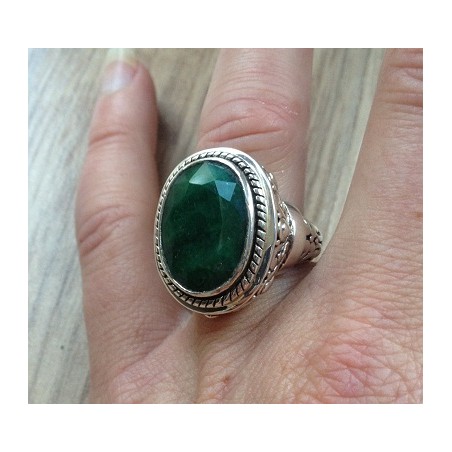 Zilveren ring met ovale Emerald met bewerkte kop en band 17 mm