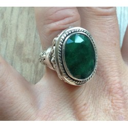 Zilveren ring met ovale Emerald met bewerkte kop en band 17 mm