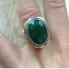 Zilveren ring met ovale Emerald met bewerkte kop en band 17 mm