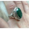 Zilveren ring met ovale Emerald met bewerkte kop en band 17 mm