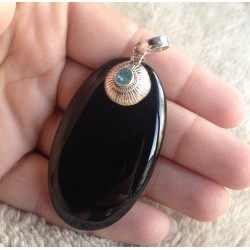 Zilveren hanger met grote ovale Onyx en blauw Topaas