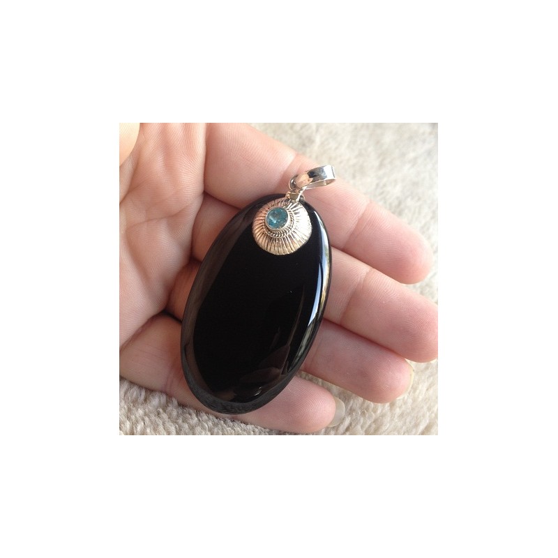 Zilveren hanger met grote ovale Onyx en blauw Topaas