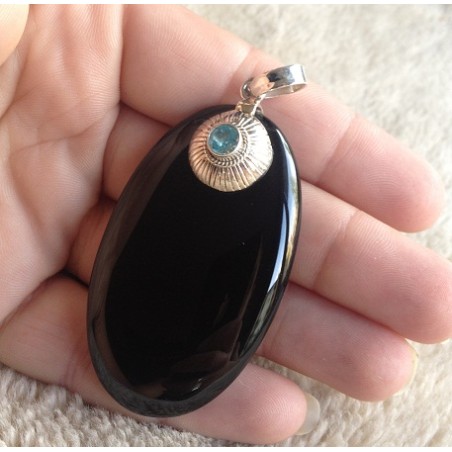 Zilveren hanger met grote ovale Onyx en blauw Topaas