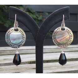 Zilveren oorbellen ronde blacklip schelp en Onyx briolet