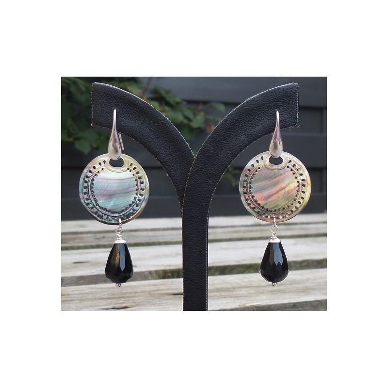 Zilveren oorbellen ronde blacklip schelp en Onyx briolet