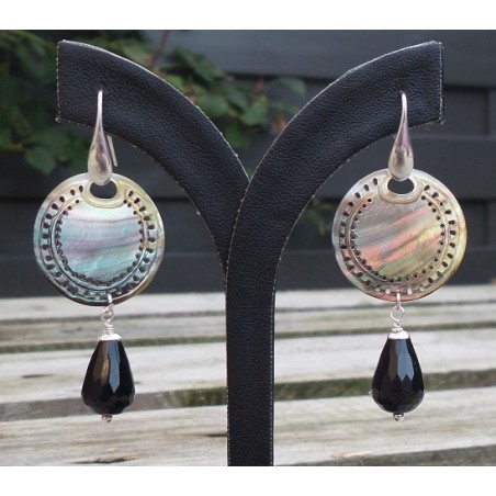 Zilveren oorbellen ronde blacklip schelp en Onyx briolet