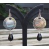Zilveren oorbellen ronde blacklip schelp en Onyx briolet