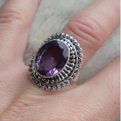 Zilveren ring met Amethist in bewerkte kop maat 17 mm