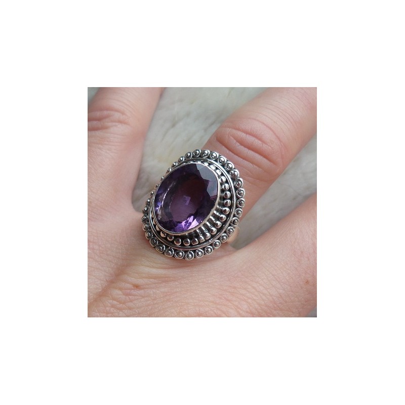 Zilveren ring met Amethist in bewerkte kop maat 17 mm