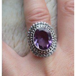 Zilveren ring met Amethist in bewerkte kop maat 17 mm