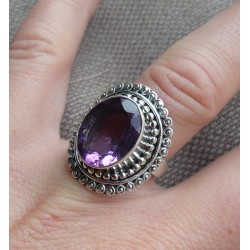 Zilveren ring met Amethist in bewerkte kop maat 17 mm