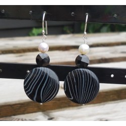 Zilveren oorbellen met schelp, Onyx en Parel