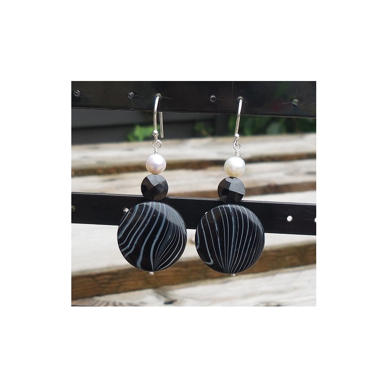 Zilveren oorbellen met schelp, Onyx en Parel