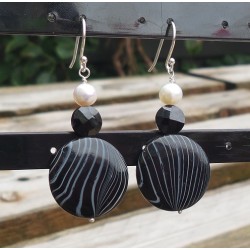 Zilveren oorbellen met schelp, Onyx en Parel