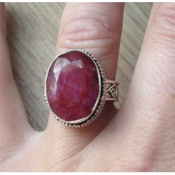 Zilveren ring met Robijn in bewerkte setting ring maat 17.5 mm