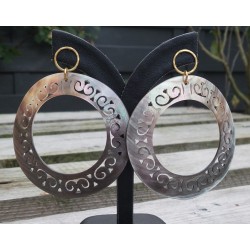 Vergulde oorbellen met grote uitgesneden blacklip schelp ringen