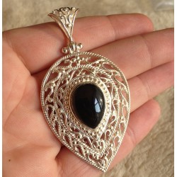 Zilveren grote hanger met open bewerkte setting en Onyx