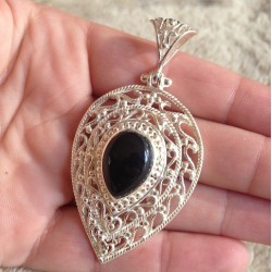 Zilveren grote hanger met open bewerkte setting en Onyx
