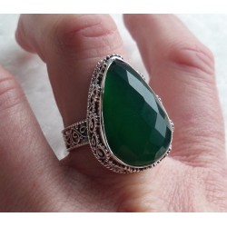 Zilveren ring facet groene Onyx gezet in bewerkte setting 19 mm