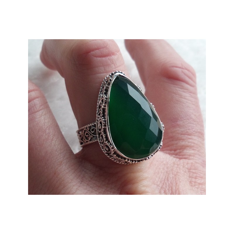 Zilveren ring facet groene Onyx gezet in bewerkte setting 19 mm