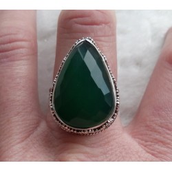 Zilveren ring facet groene Onyx gezet in bewerkte setting 19 mm
