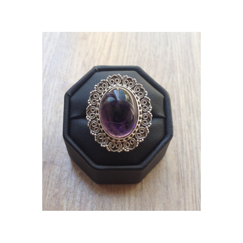 Zilveren ring met cabochon Amethist met bewerkte kop 17.5 mm