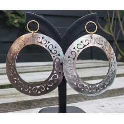 Vergulde oorbellen met grote uitgesneden blacklip schelp ringen