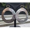 Vergulde oorbellen met grote uitgesneden blacklip schelp ringen