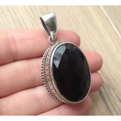 Zilveren hanger met ovale facet zwarte Onyx in bewerkte setting