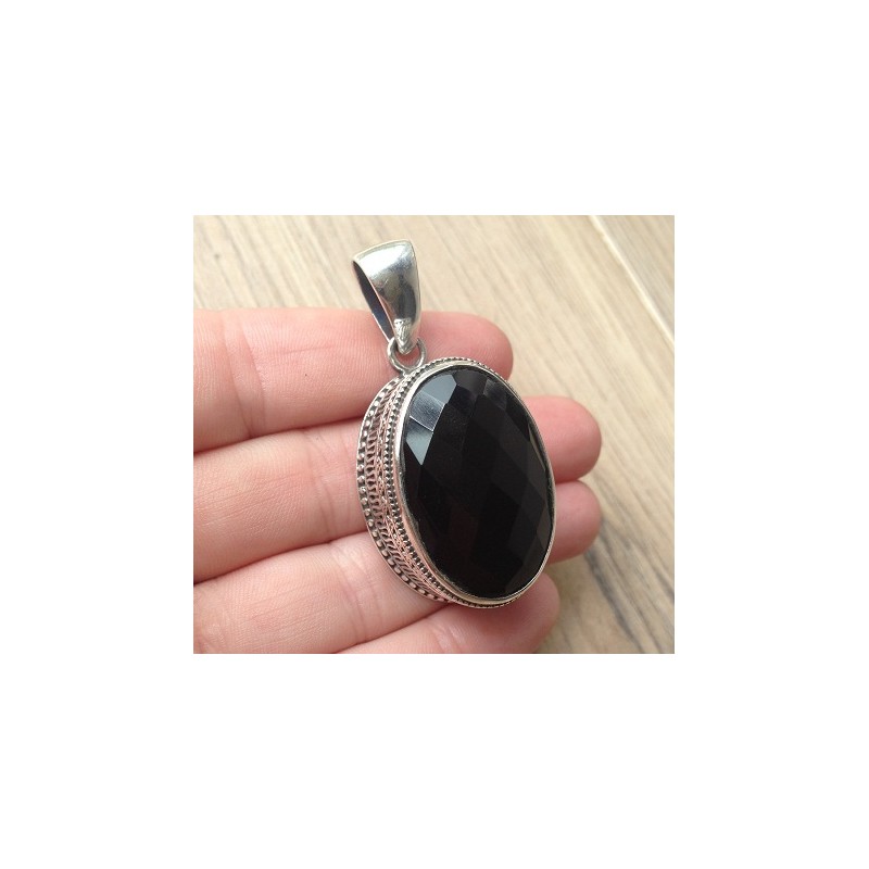 Zilveren hanger met ovale facet zwarte Onyx in bewerkte setting