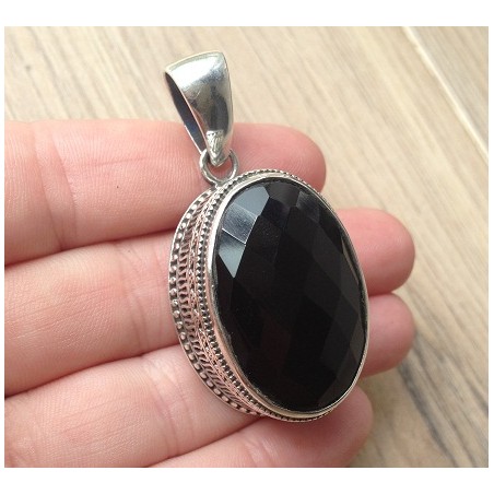 Zilveren hanger met ovale facet zwarte Onyx in bewerkte setting