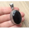 Zilveren hanger met ovale facet zwarte Onyx in bewerkte setting