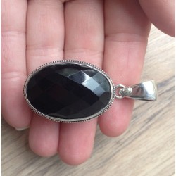 Zilveren hanger met ovale facet zwarte Onyx in bewerkte setting