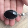 Zilveren hanger met ovale facet zwarte Onyx in bewerkte setting