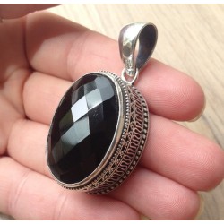 Zilveren hanger met ovale facet zwarte Onyx in bewerkte setting