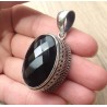 Zilveren hanger met ovale facet zwarte Onyx in bewerkte setting
